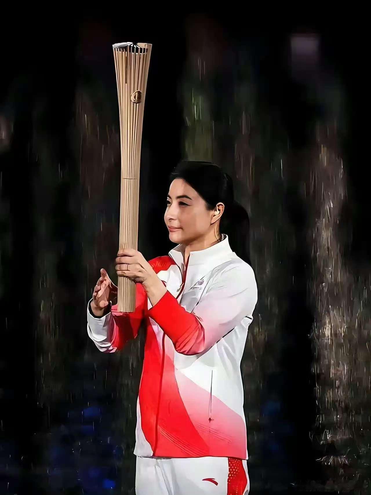 从跳水皇后到国际裁判，从公益达人到三个孩子的母亲，郭晶晶的身份多维却不纠结排序。