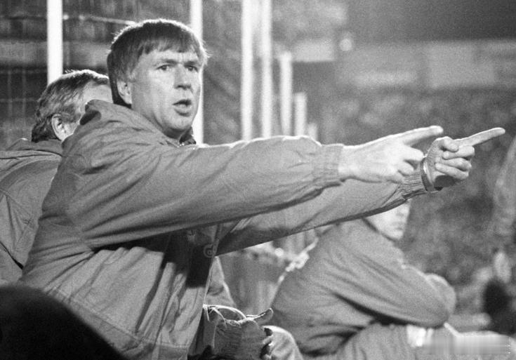 我这个岁数的中国球迷都清楚，丹麦队在上演1992年欧洲杯神话前，在80年代已经声