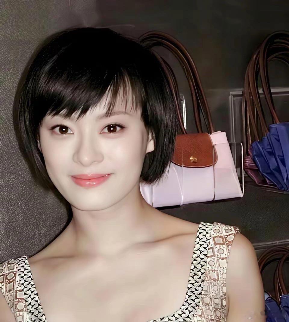 孙俪早期也太水灵了，眉眼清甜灵气满满，嫩乎乎的模样超动人！ 