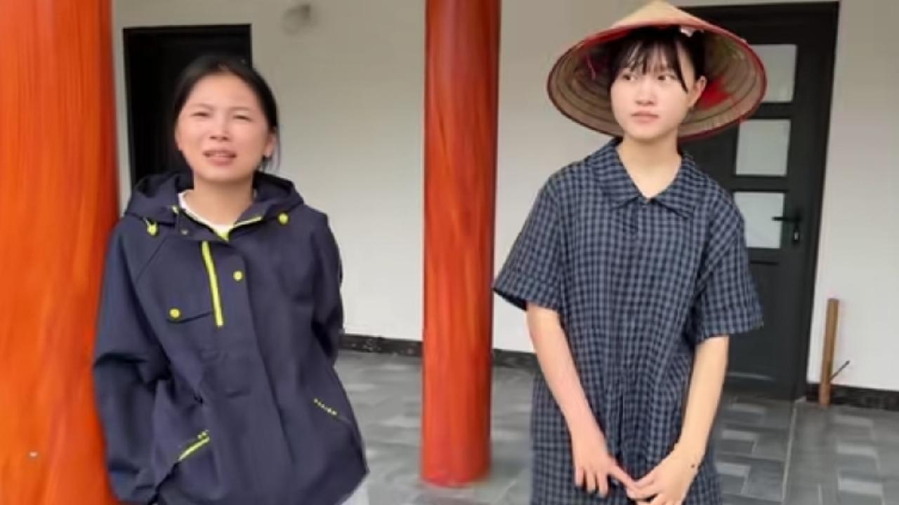 小潘和小秋在越南给小叔盖房子，进入封顶阶段，外面下着大雨，他们把材料钢筋挪进工地
