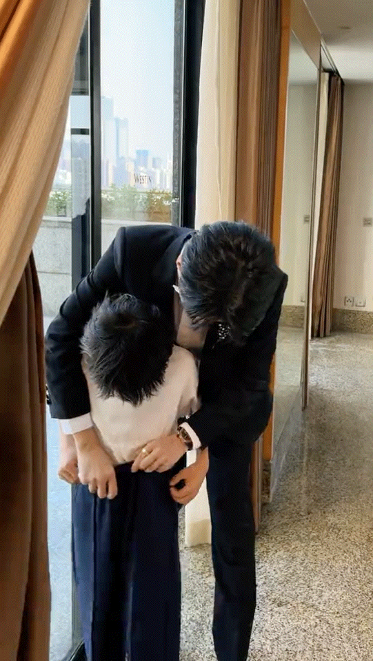 王俊凯就是温柔的代名词吧，帮弟弟整理裤子也太细心了 ​​​