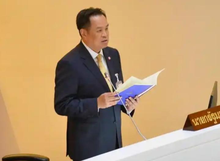 泰国大批民众现在估计追悔莫及了！投票选出的总理阿努廷，掌权近一年始终紧握核心的内