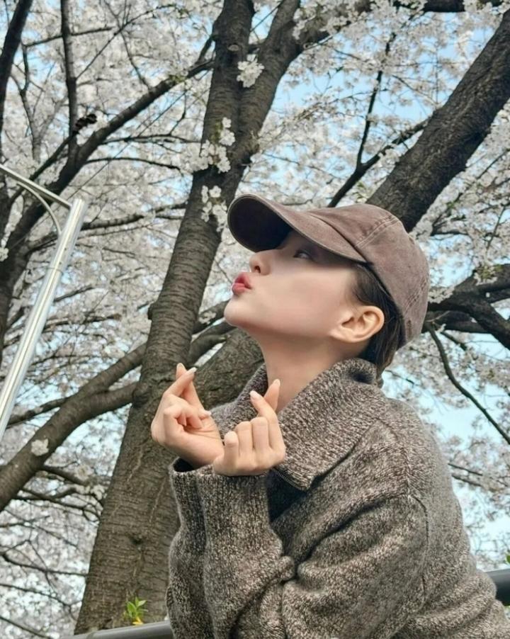 近期窦骁何超莲婚变传闻闹得沸沸扬扬，4月11日何超莲晒出春日赏樱照，直接用甜蜜画