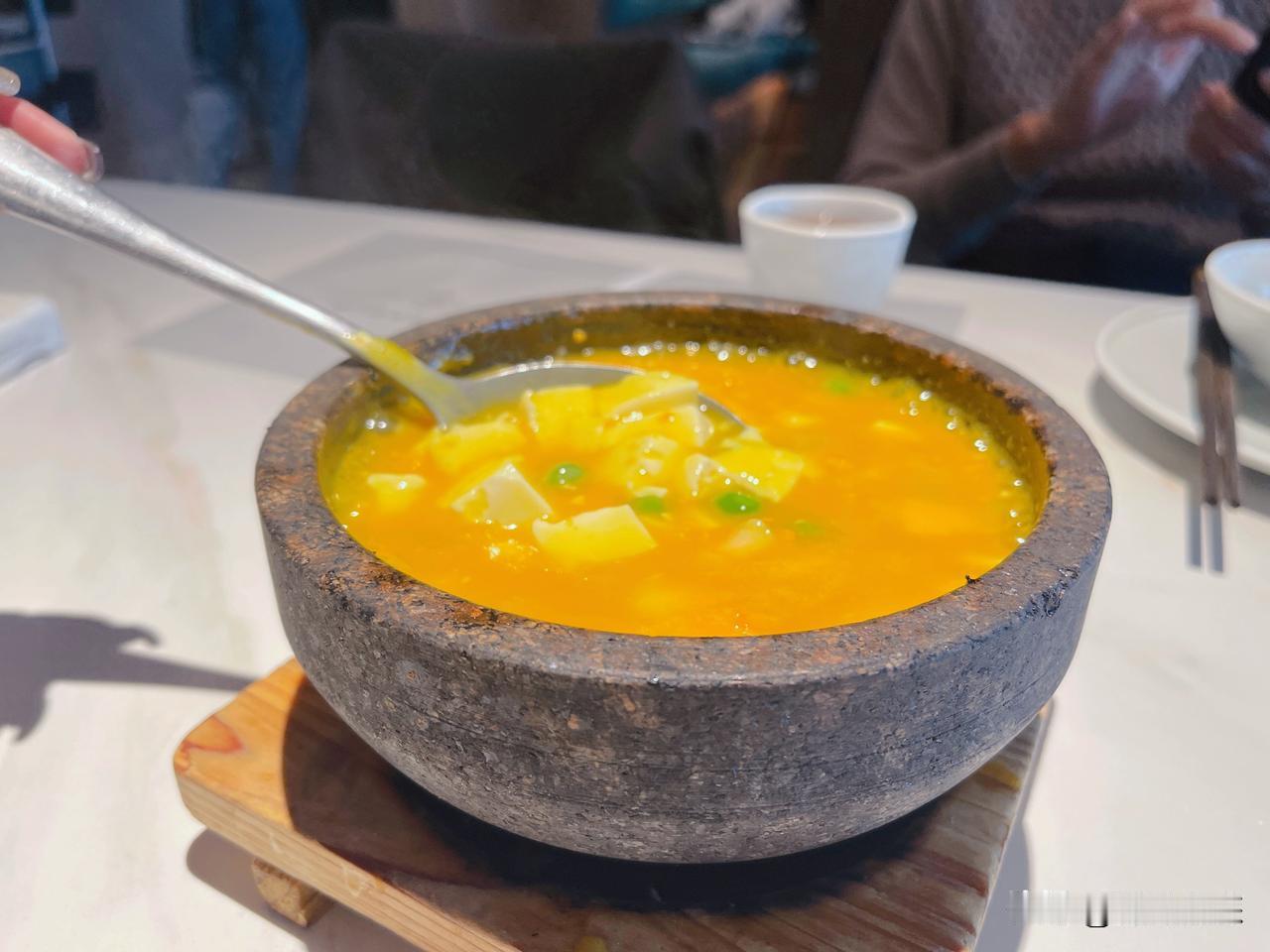 海胆豆腐：金色汤底配滑嫩豆腐，清晰可见的海胆黄和虾仁，香滑适口； 
山药百合粥：