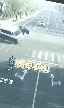 这女子反应神了，快速，敏捷，有身手，这就是一个年轻人，换个老年人，反应慢的，凶多