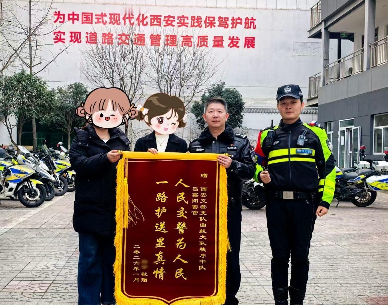 此前，一男子上山采药遭遇黑熊袭击，情况危急，交管曲航大队铁骑紧急开道，在车流中仅