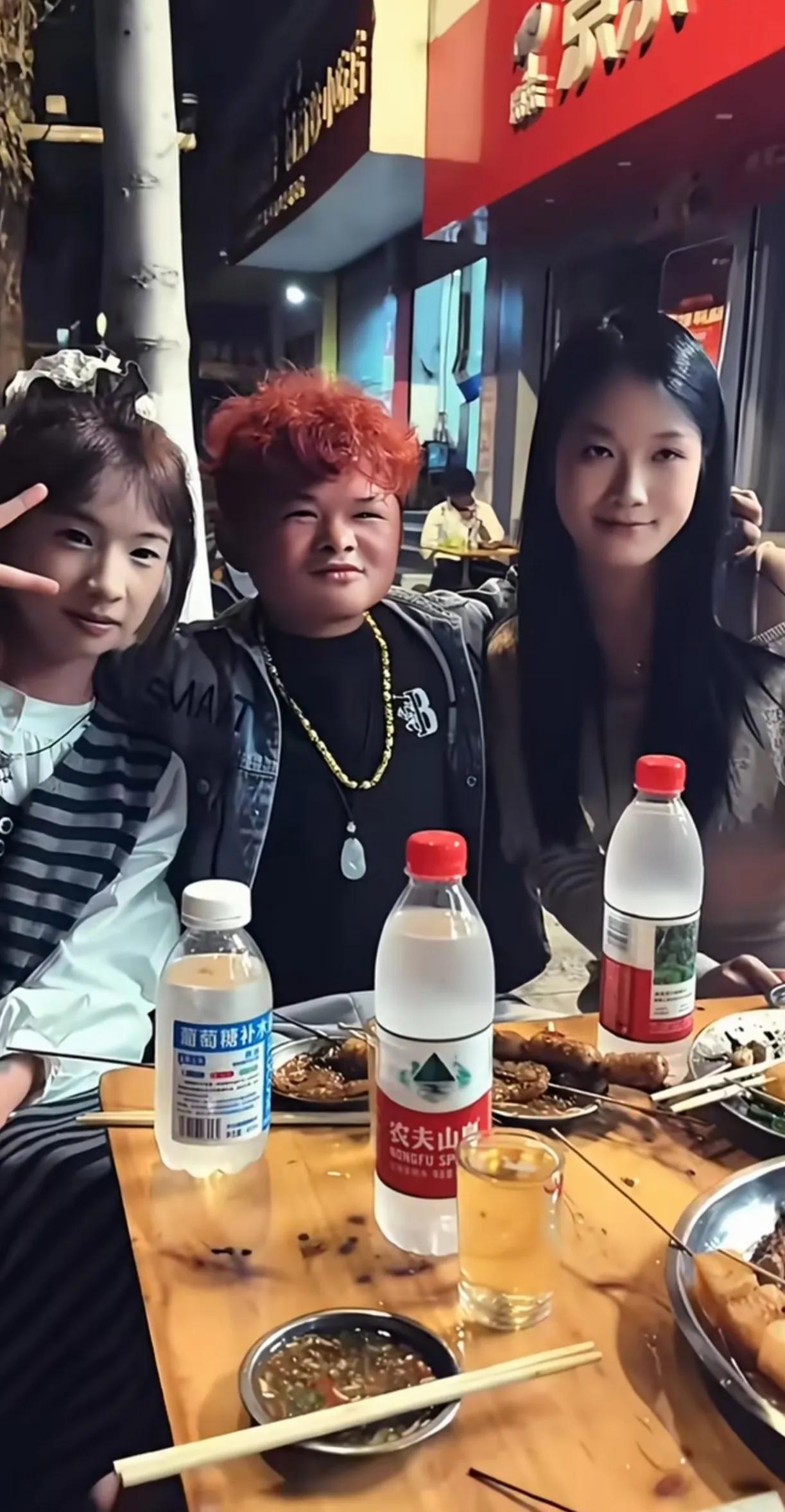 这家伙艳福不浅，左拥右抱，还全是美女，马云也没有他会享受生活。