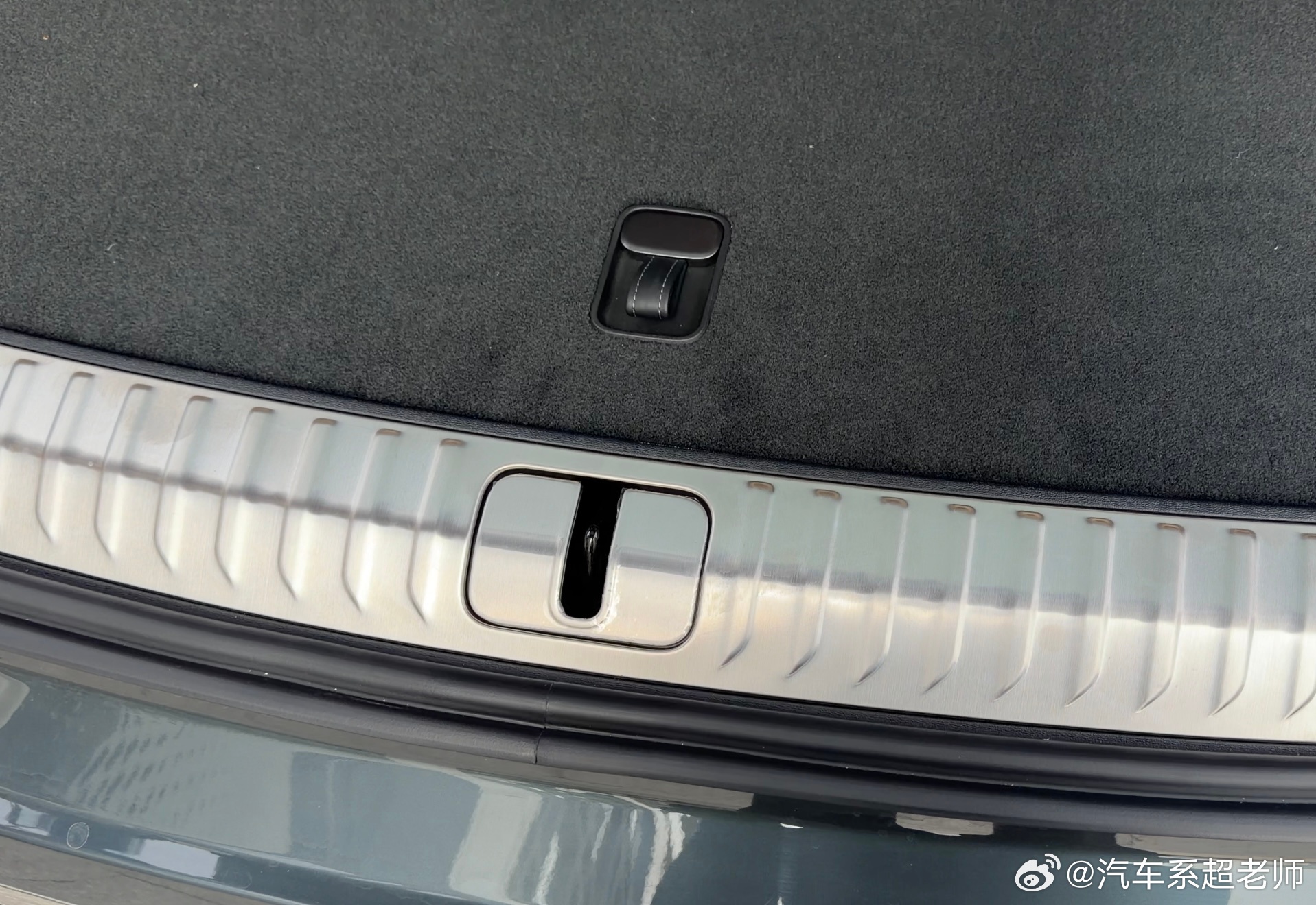 很喜欢这种细节设计，一个简单的后备箱都能挑出很多：有固定锚点，有铝合金防擦条，锁