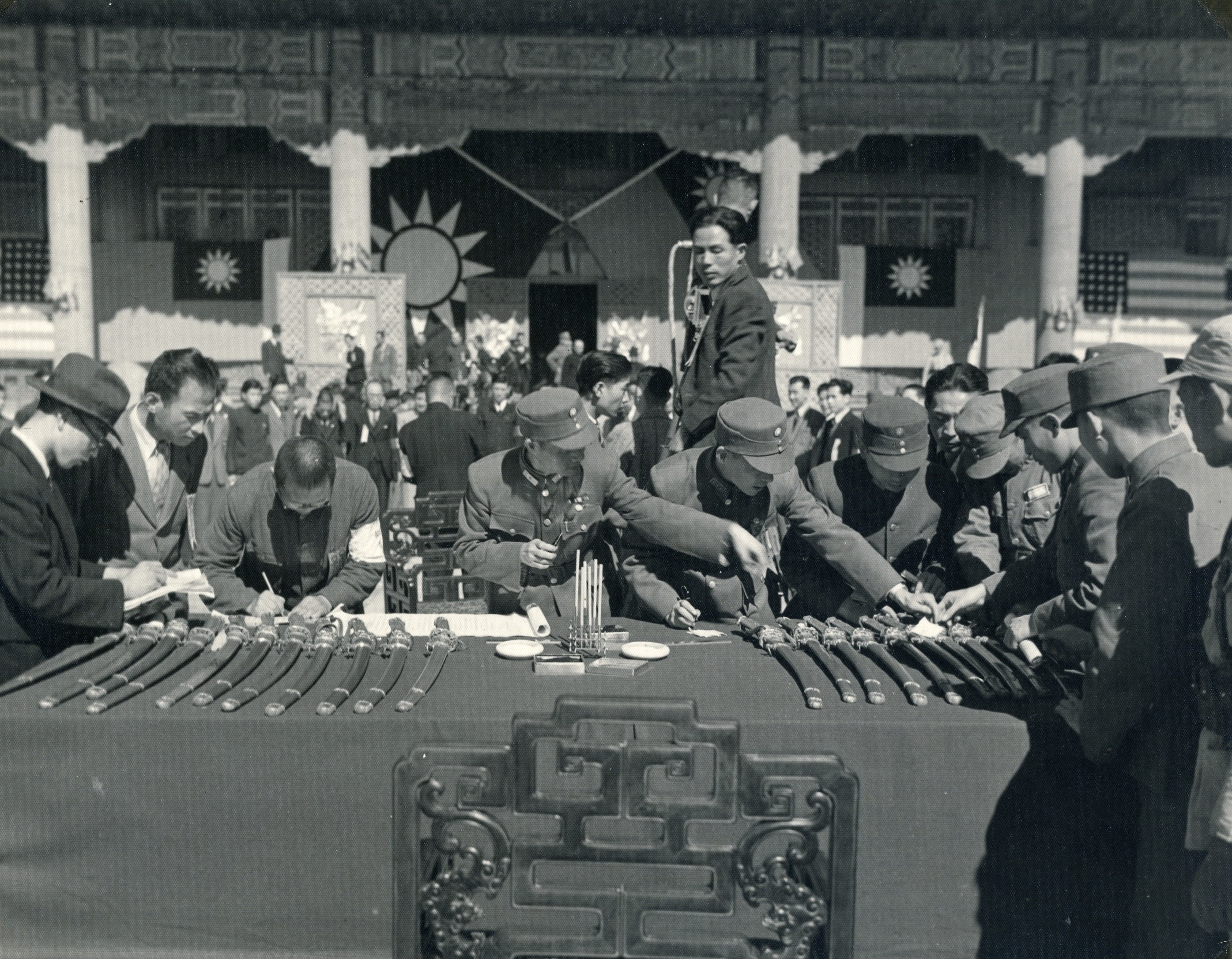 1945年，天津，投降日军军官的军刀