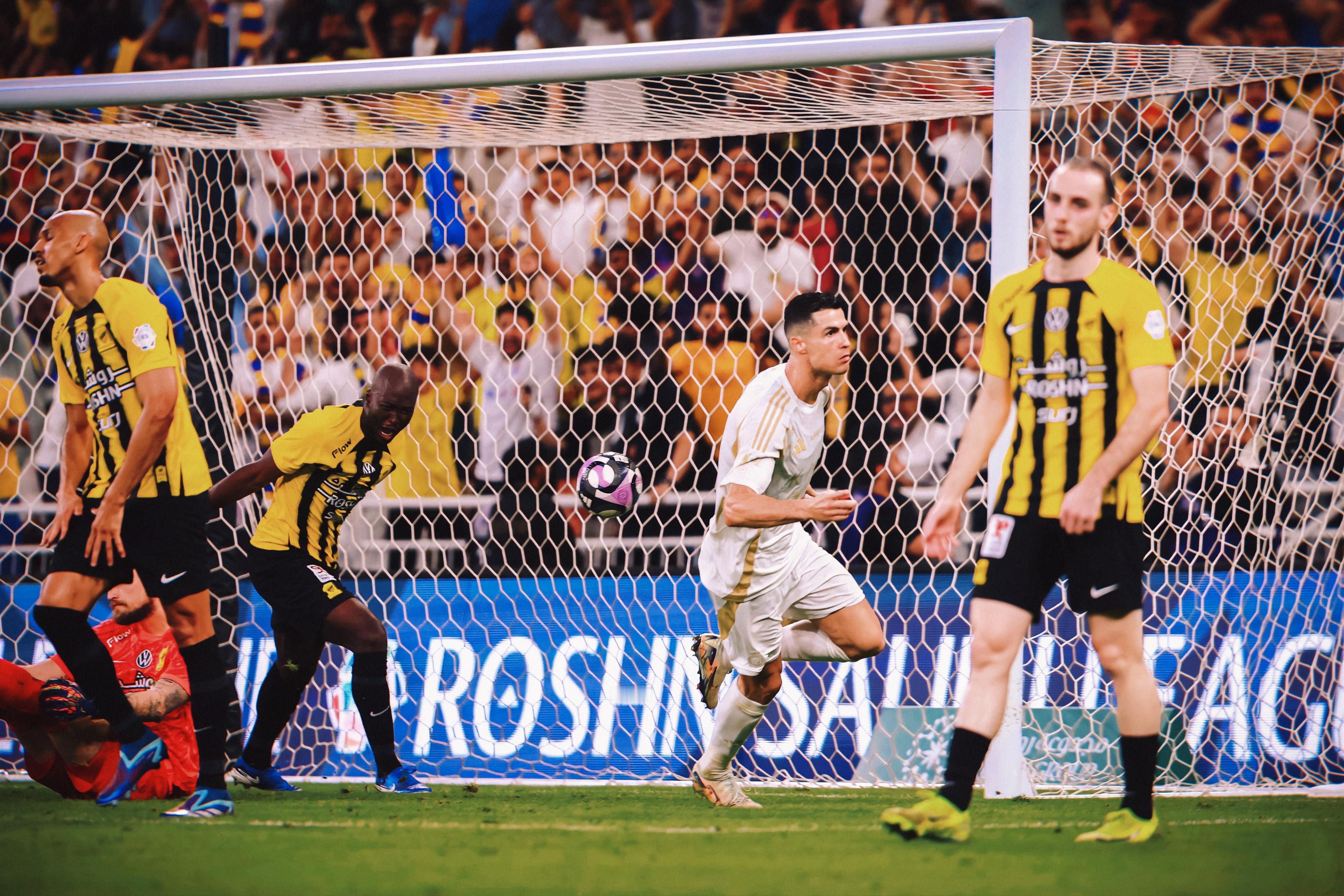 C罗916球  ✦ 各项目赛事连续5场取得进球，C罗在沙特联已经有58球入账，加