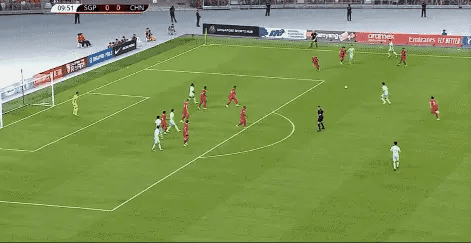 武磊真是又臭又香！虽然踢飞了点球，但是梅开二度，帮助国足上半场2比0领先新加坡！