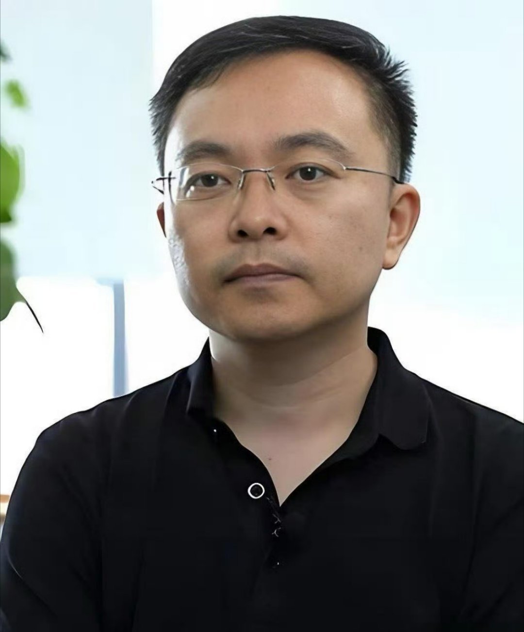 被困卧室近两年，行动、饮食全都受限制，只能靠眼控仪沟通，却依旧从容分享过往、认真