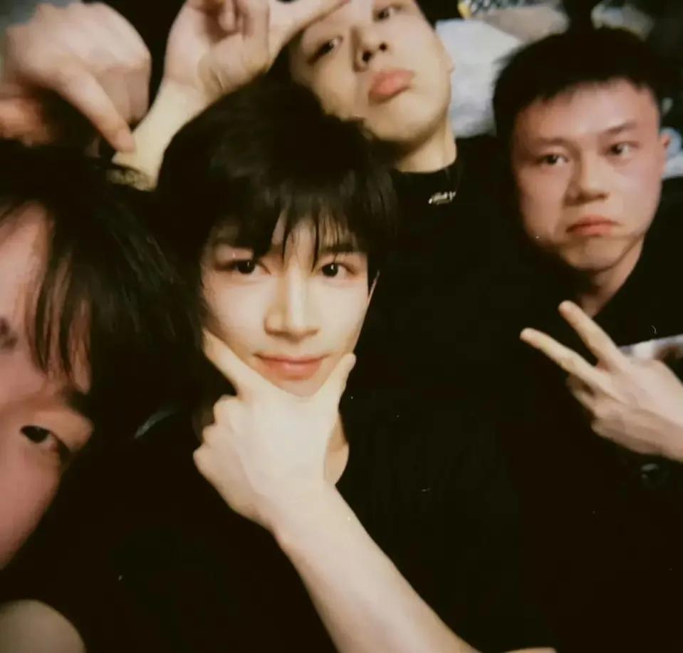 王星越醉酒删掉光膀子唱歌的视频。

王星越生日当天和好友聚会庆生，微醺后在凌晨发