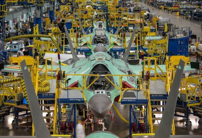 近日美军对外承认，大批全新F-35隐身战机出现严重生产问题。由于缺少核心零部件，