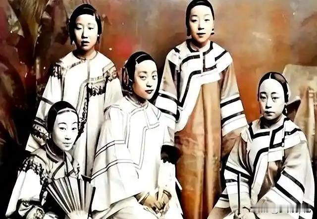 民国头号败家子！败光亿万家产却保住性命，一句话道尽乱世通透
 
1951年，张勋