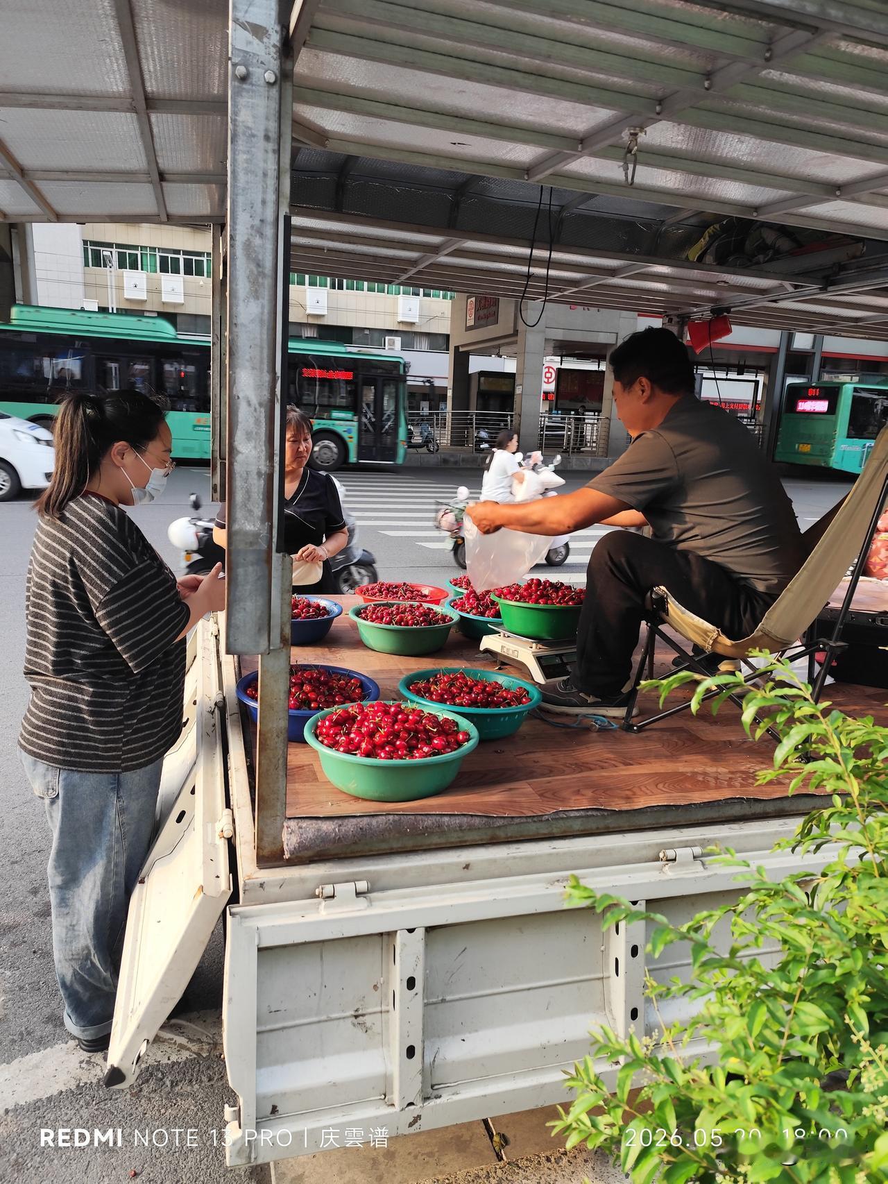吃什么杨梅呢，那东西保鲜期那么短，不用冷链运输吧，走不出当地，用了冷链吧，价格又