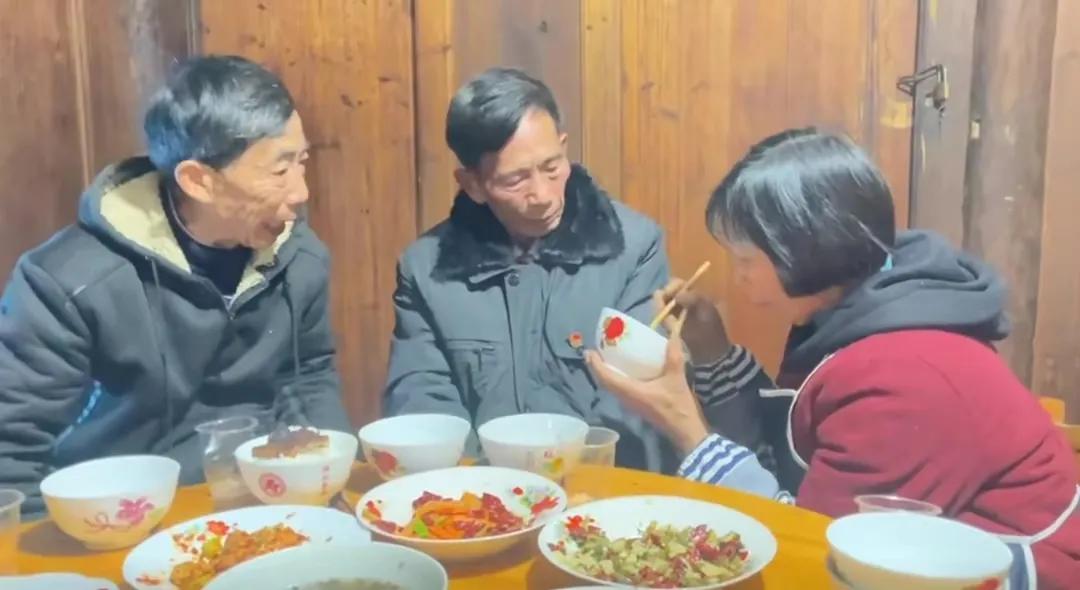 两个80岁的哥哥看望70多岁的妹妹，三人在一起吃饭，妹妹忍不住哭了起来。#2月图