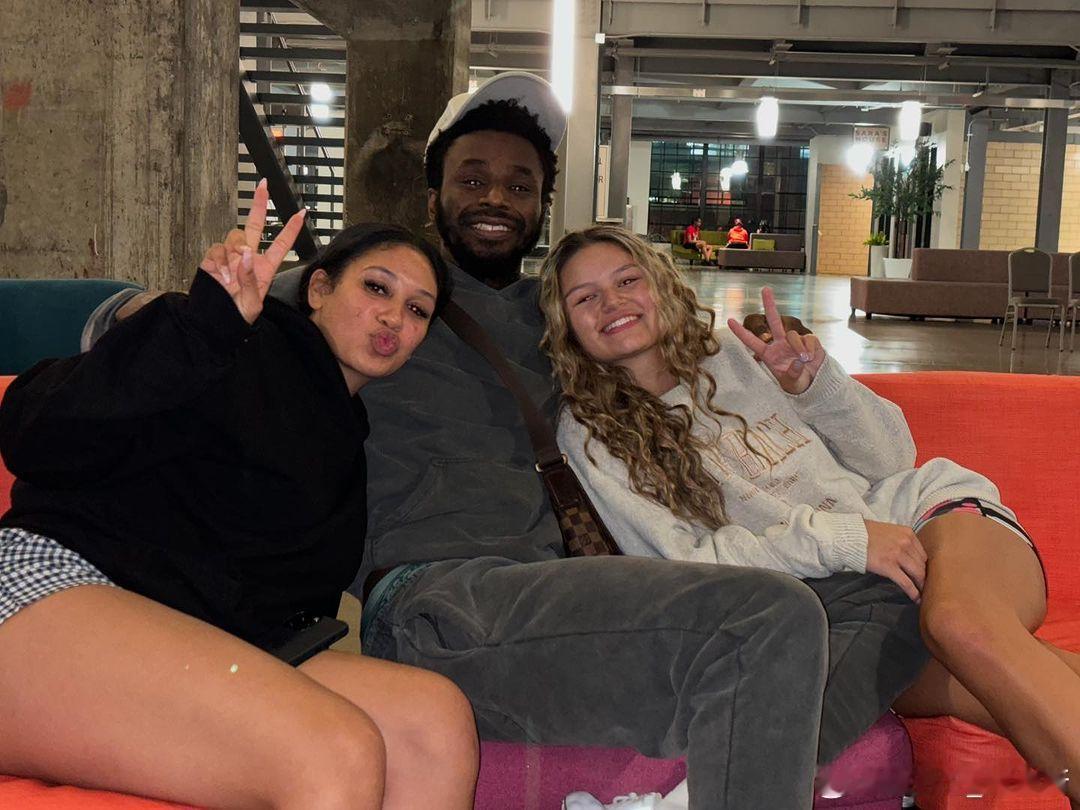 嘴哥和女朋友还有妹妹合影[666][666]#金州勇士[超话]##篮球热力一夏#