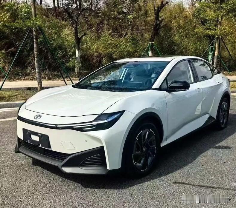 凌厉线条勾勒出蓄势待发的动感姿态，LED大灯如鹰眼般锐利，夜间点亮时尽显科技锋芒