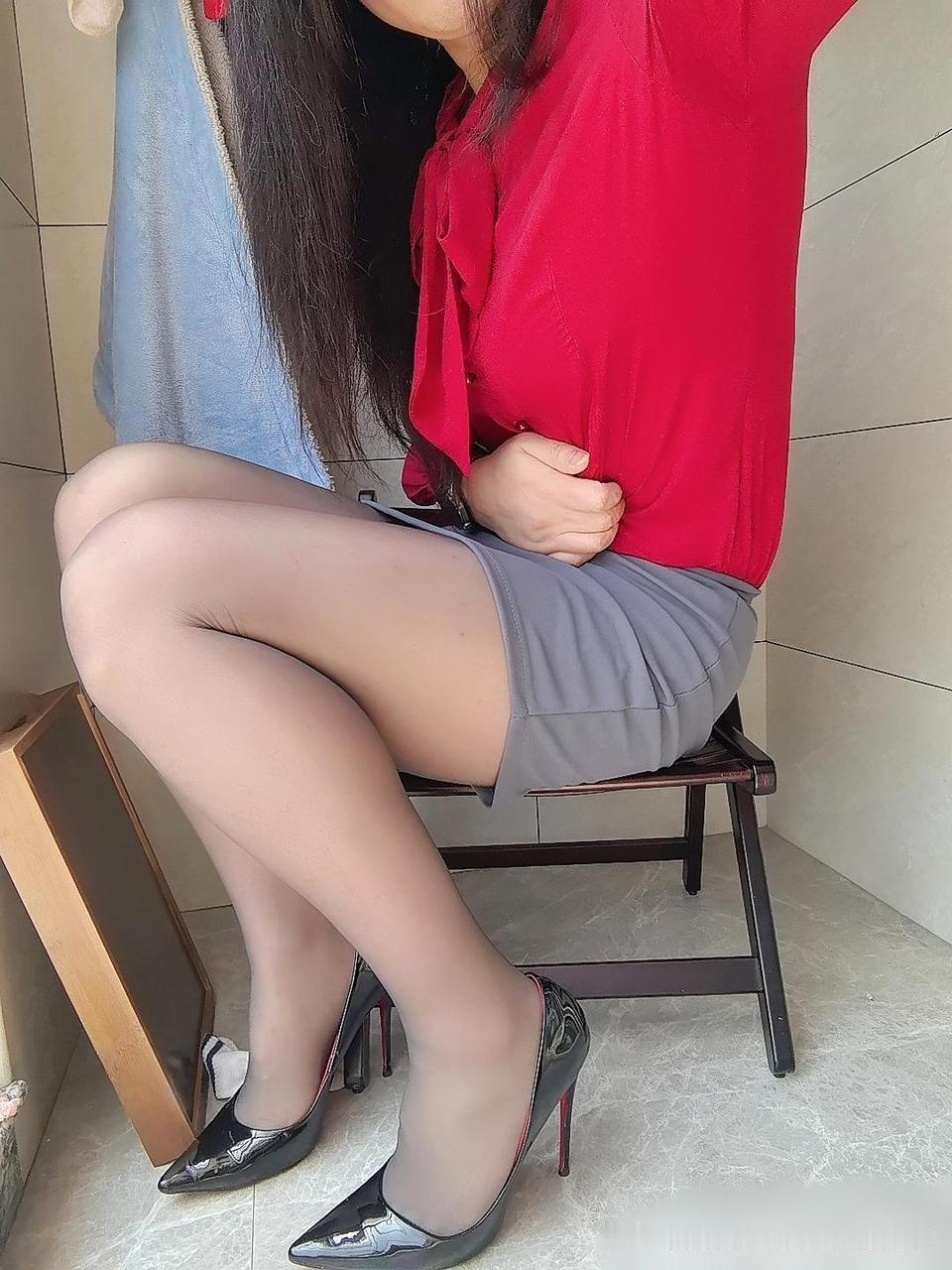 大叔丝袜短裙高跟鞋穿搭！
大叔在家里变装穿搭，今天大叔在家变装，黑丝，高跟鞋，短