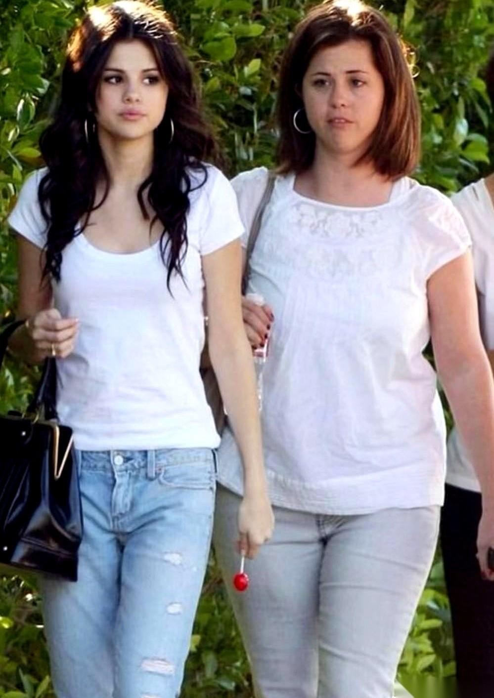 16岁，还在读高中的曼蒂，生下了赛琳娜·戈麦斯。
这数字一甩出来，当妈的，比女儿