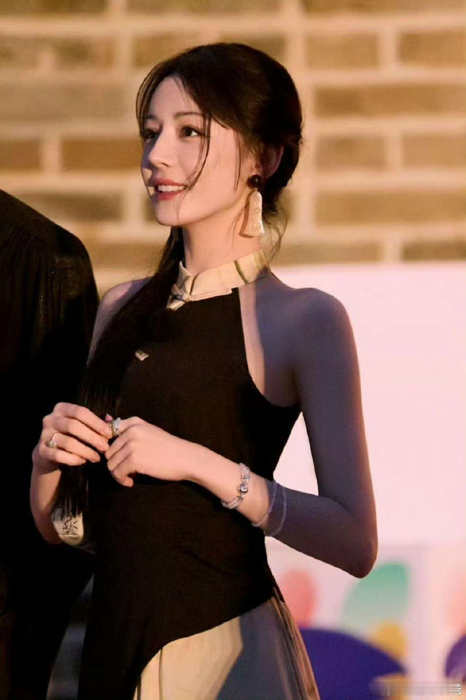 迪丽热巴7月31日录制综艺，去hi6宣传《利剑玫瑰》期待期待 ​​​