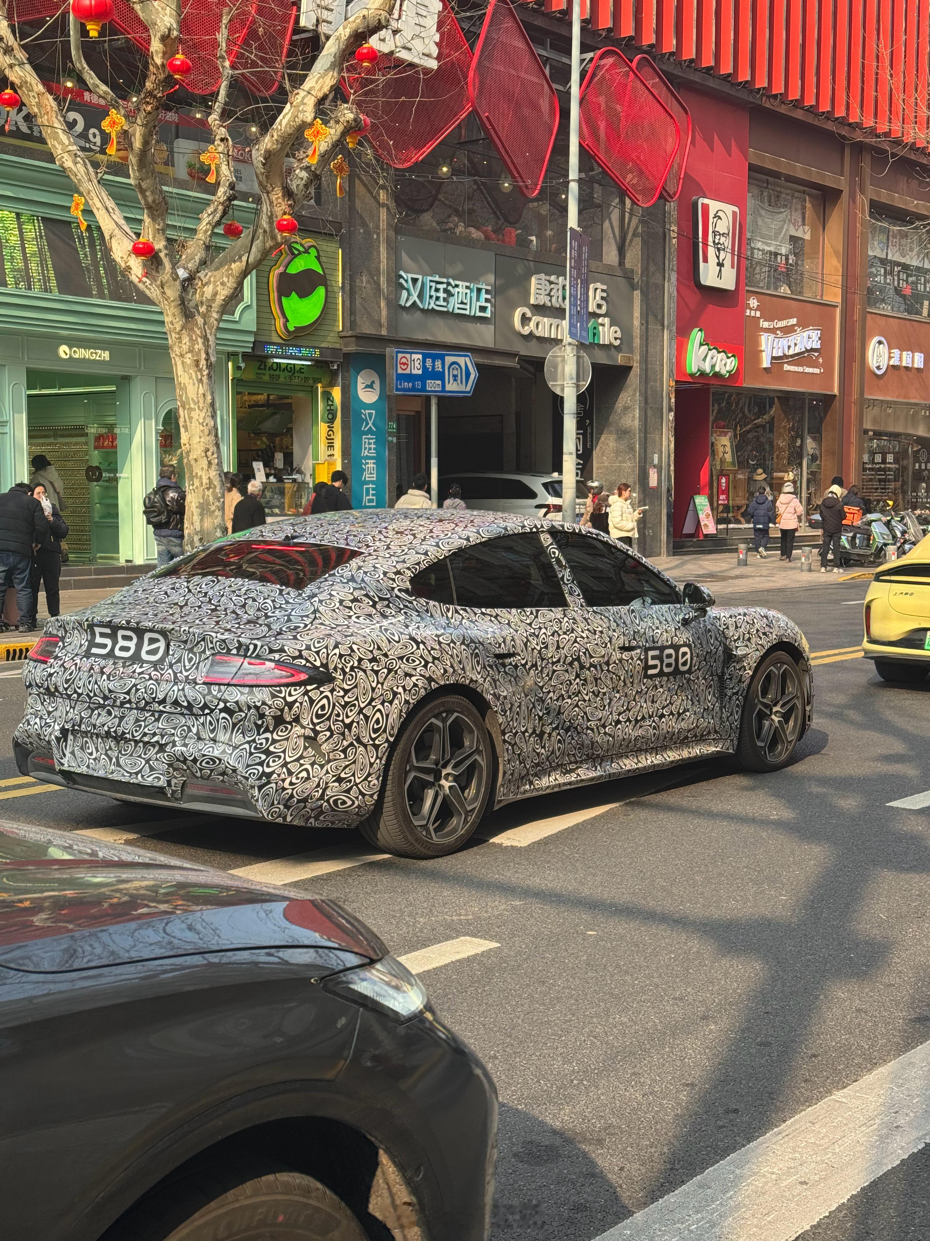 小米 SU7 的伪装车还真好认，这辆应该过会儿到店就开始当展车了42how新一代