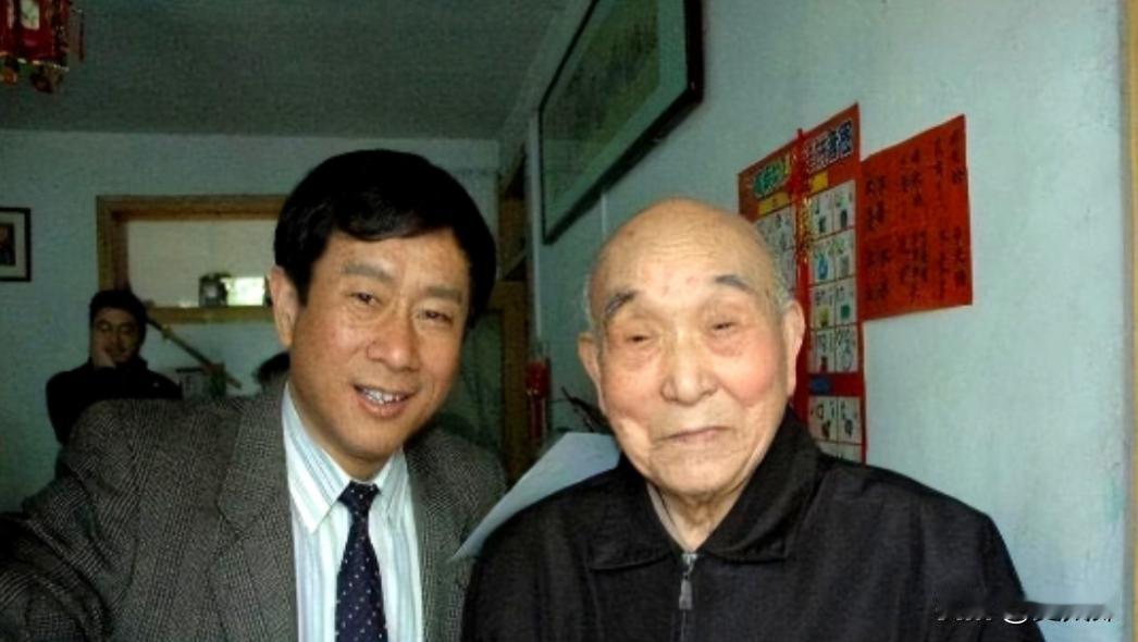 2010 年 12 月 2 日，济南街头挤满自发前来送行的民众，众人送别 102