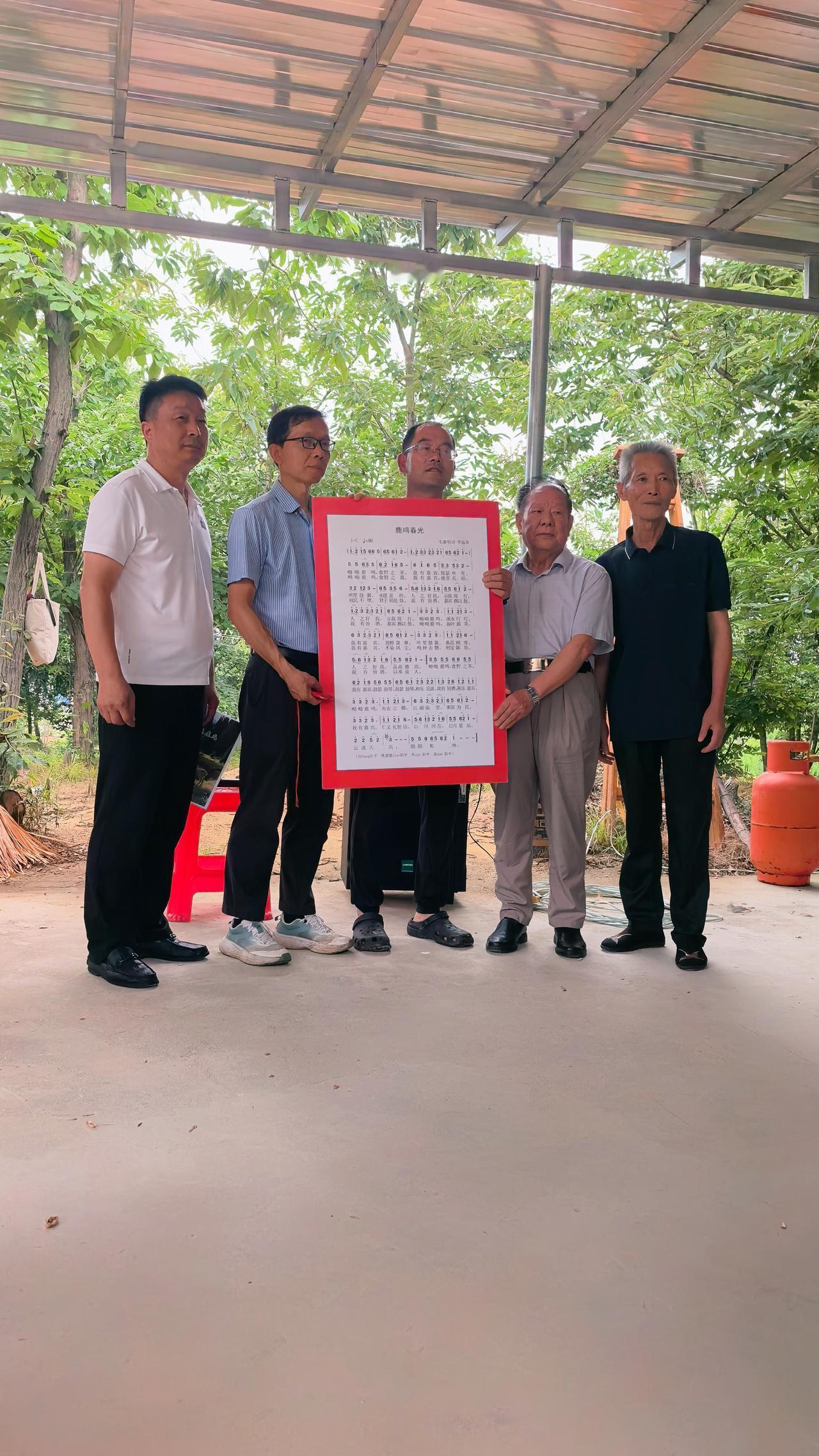 以歌为礼，奏响田园新章
今日，由罗远老师与毛总联袂创作的《鹿鸣春光》，正式作为饱