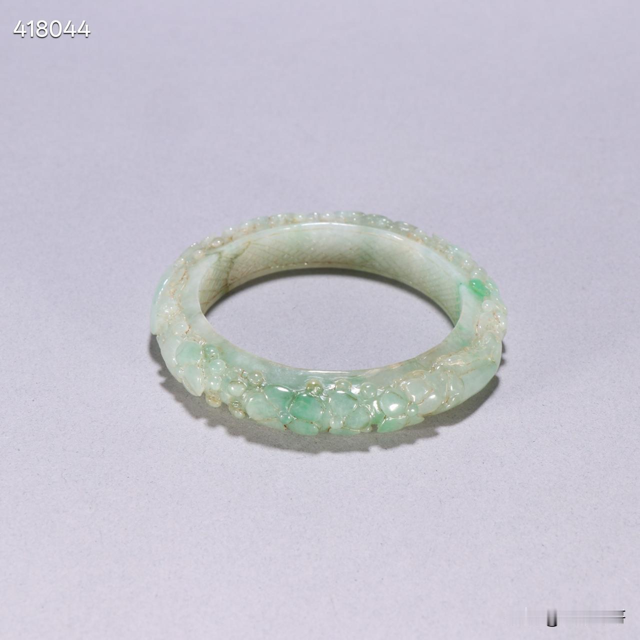 清 翡翠花纹手镯
规格：内径5.4cm宽1cm