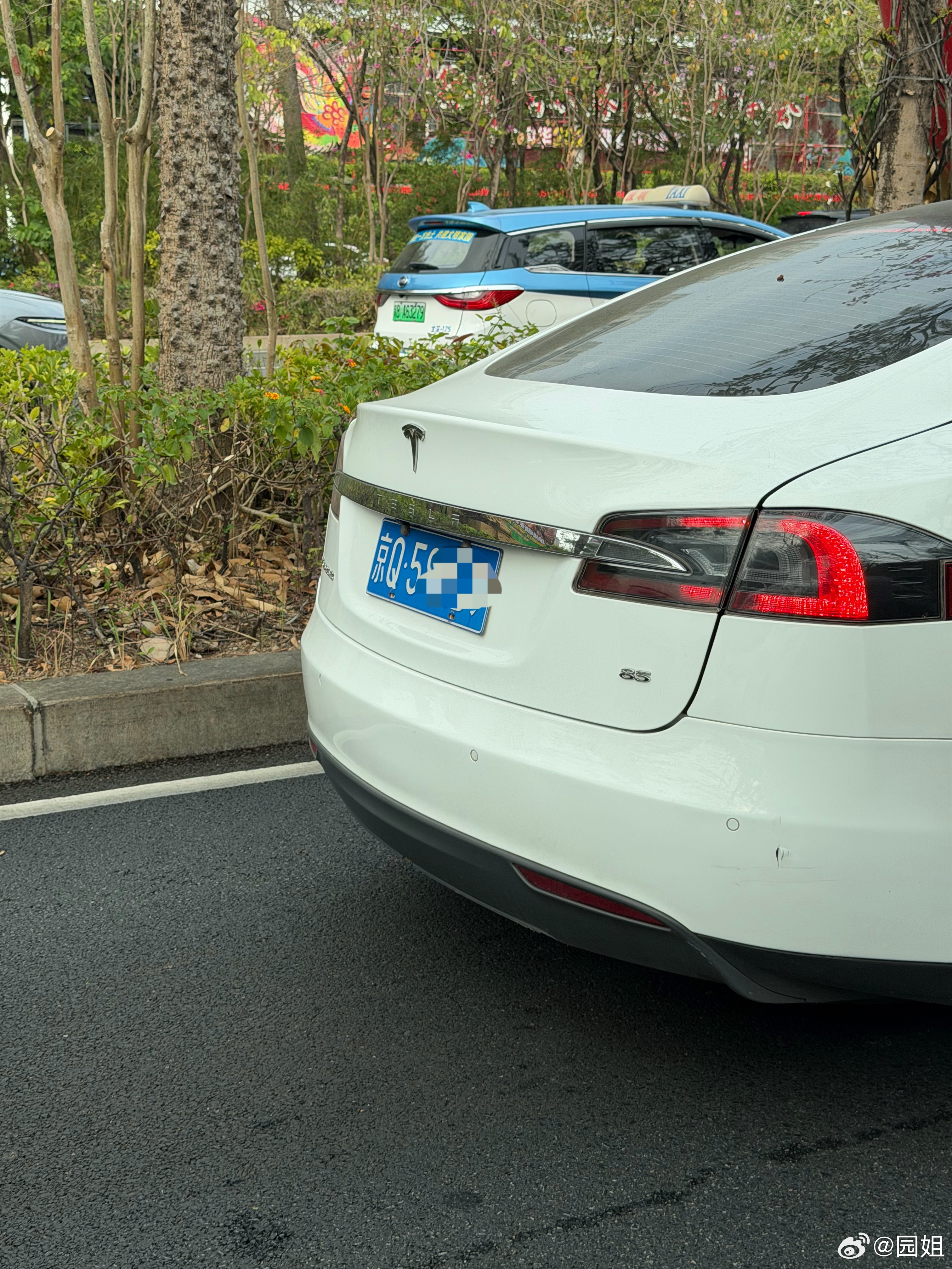 看到一台蓝牌特斯拉，太少见了，一年也看不到几台，这才是真勇士