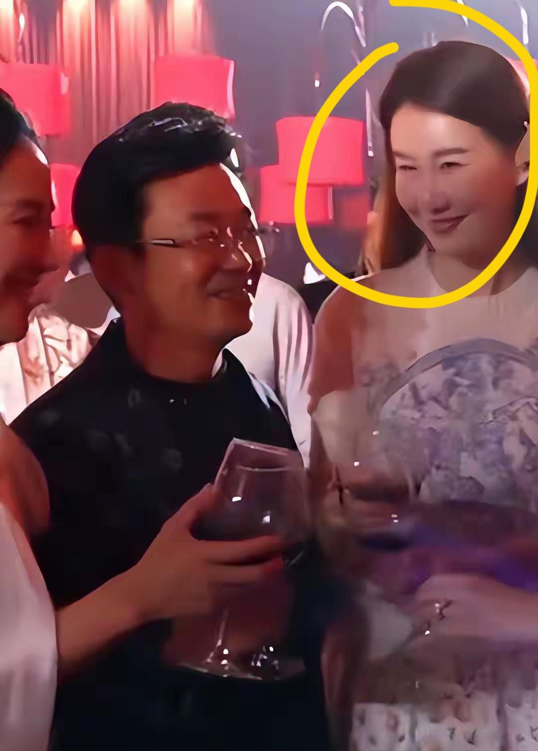 王宝强，捡到宝了。

就在昨天王宝强又冲上热搜了，不是拿了什么奖项，就是带着女友