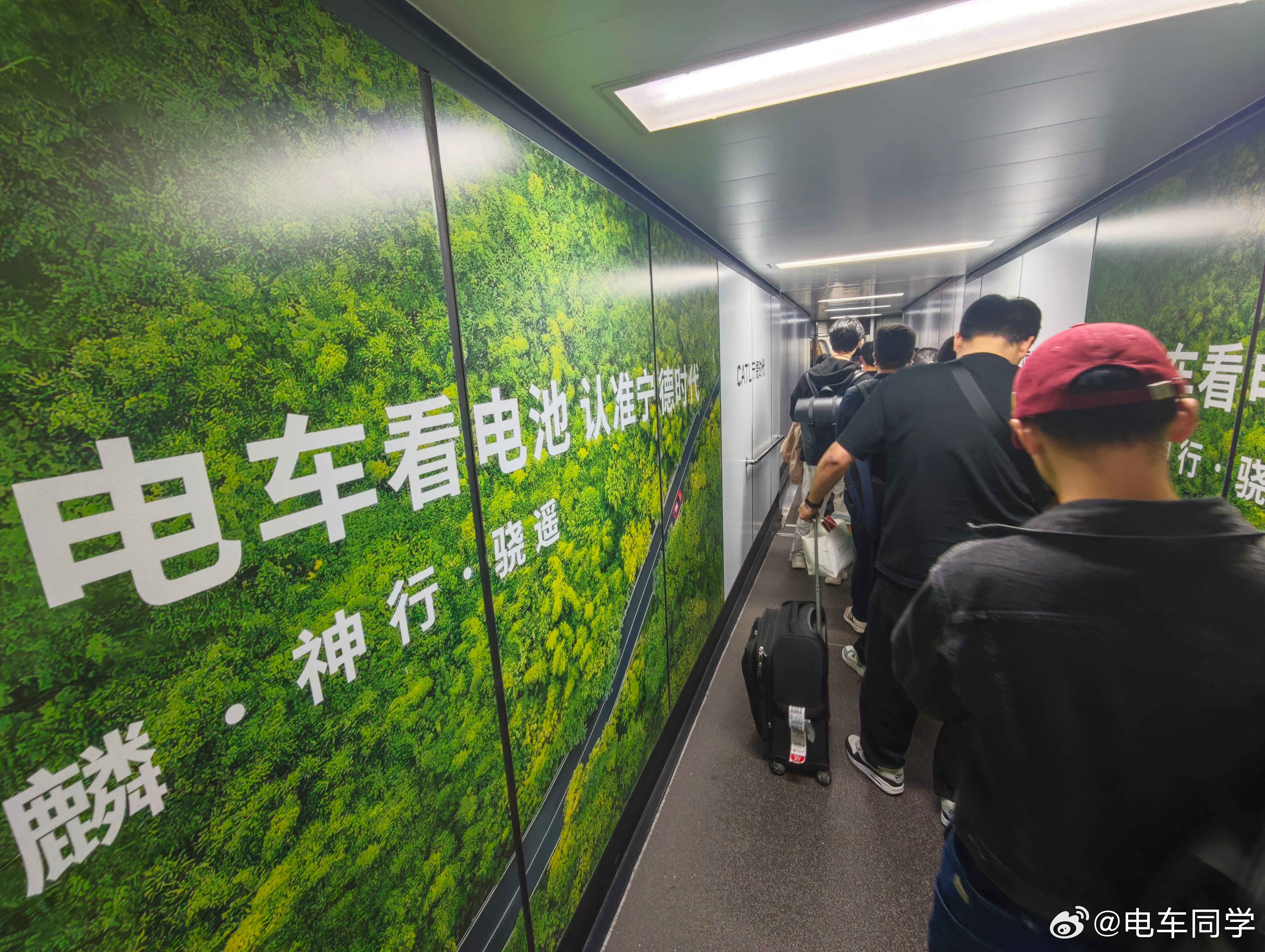 宁德时代的广告，甚至布满登机廊桥，之前发布25年全年营收多少来着？对了722个亿