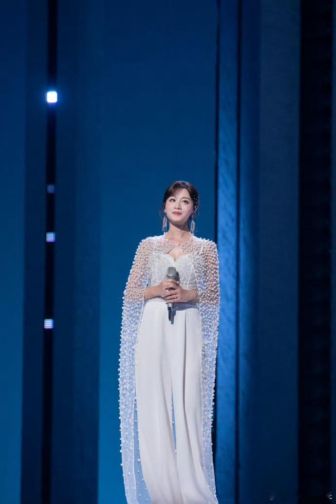 叶一茜亲亲人美歌甜叶一茜唱什么歌都好听 温柔甜嗓自带氛围感🎶，唱功扎实稳得不行