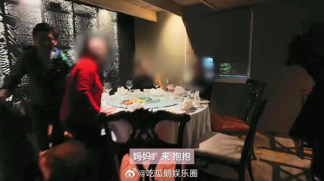 冯小刚春节后送女儿上学，脸贴脸说想她 给徐朵开车提行李很舍不得！ 