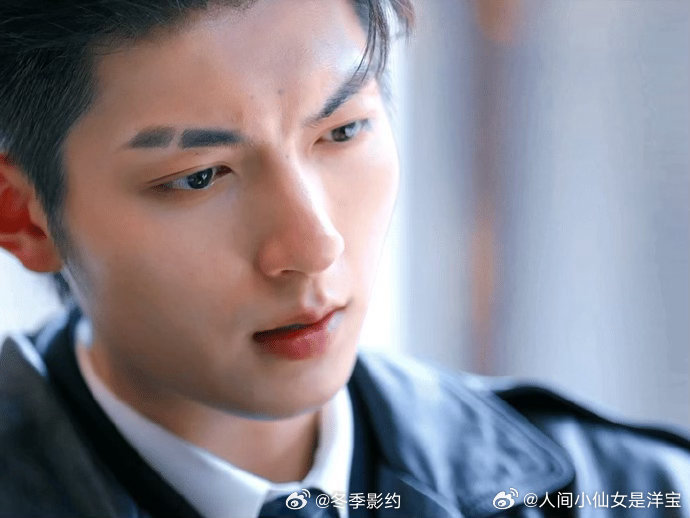 樊治欣 都说了不要惹断眉的男人 开局那个出场我已经反复看了好多遍，断眉配黑西装，