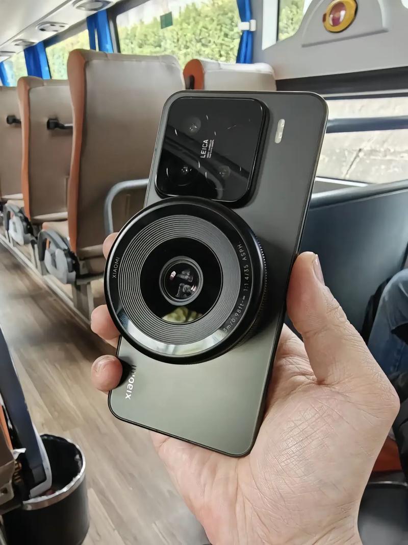 供应链确认小米模块化镜头系统已进入量产阶段。该技术采用磁吸式可换镜头设计，搭载M