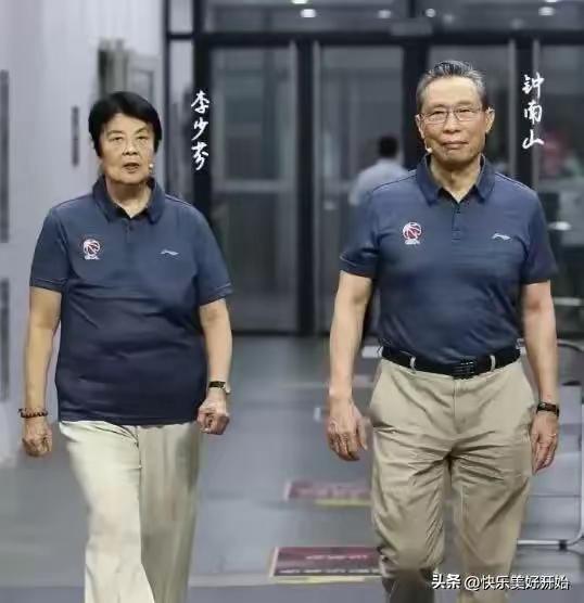 前阵子刷到钟南山院士和夫人同框出席活动的视频，两个人加起来快180岁了，走路腰板