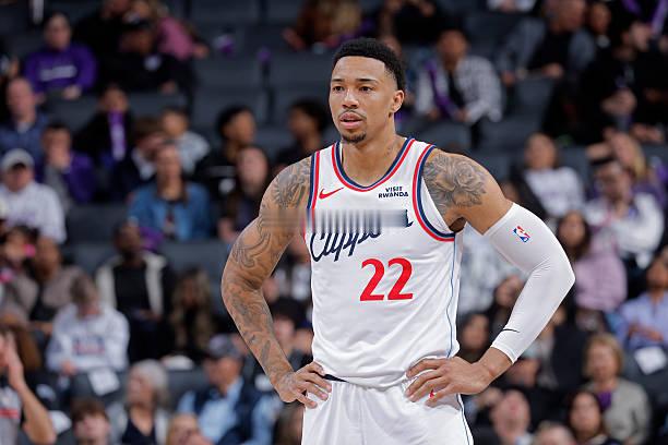 根据ESPN权威记者Shams Charania报道，洛杉矶快船将会为此前手持双