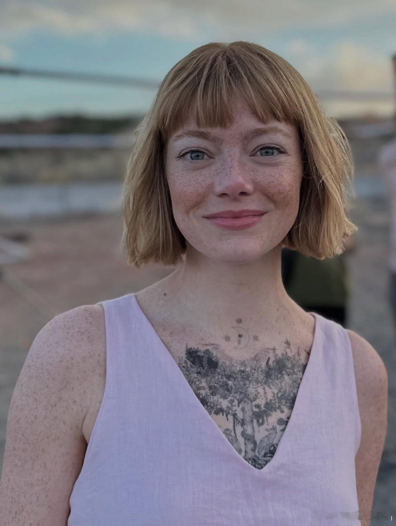 Emma stone艾玛斯通在新片《爱丁顿》里的另一个“雀斑”妆造，衍生到整个胳
