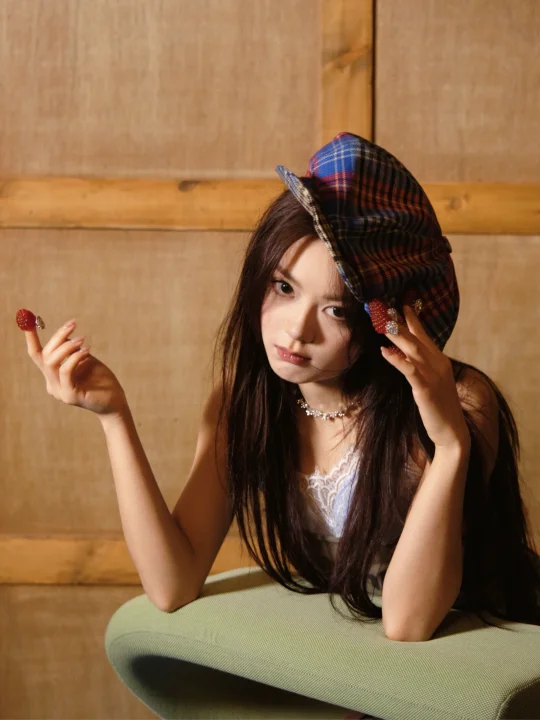 赵今麦杂志随拍，古灵精怪的Miu Miu女孩！
