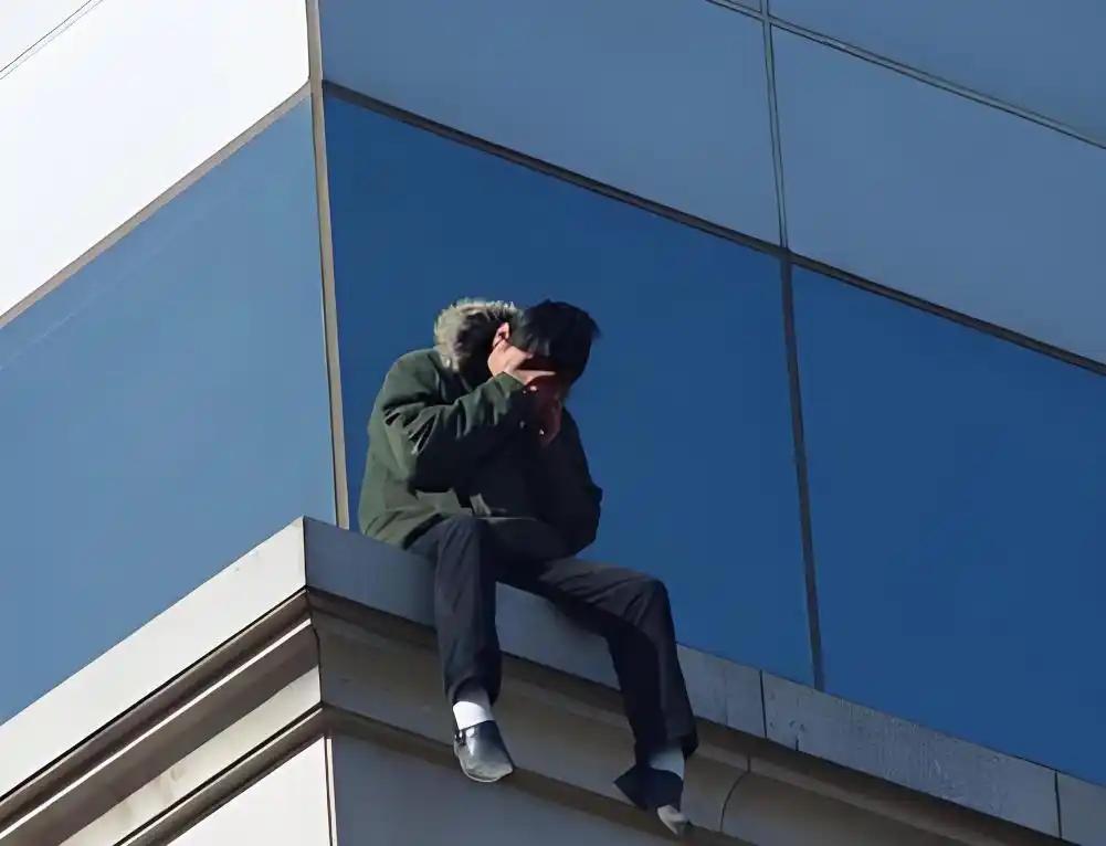 “脸都不要了！”云南一男子在情人出租屋喝酒时，竟被对方外甥当场撞破！外甥察觉关系