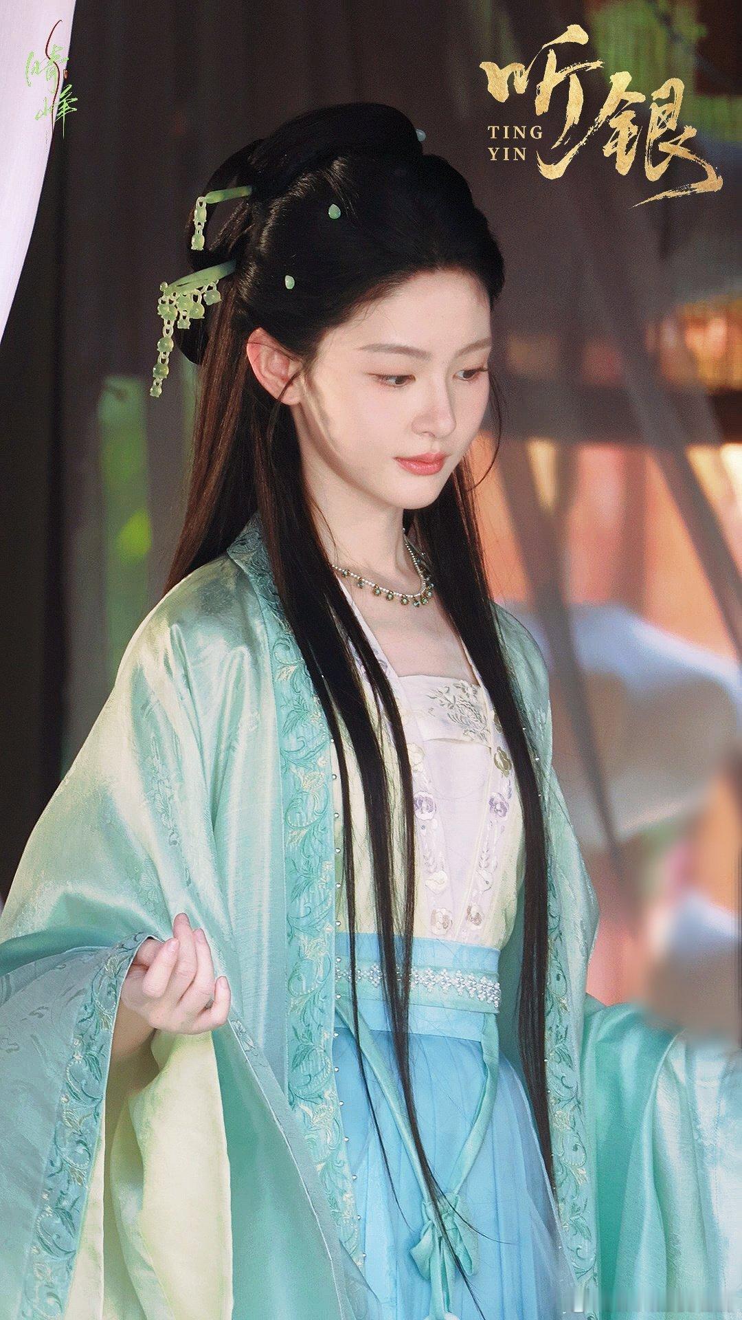 赵晴这个妆造好正午味赵晴配色清新雅致，赵晴一身古风造型端庄温润，耐看又有书卷气韵
