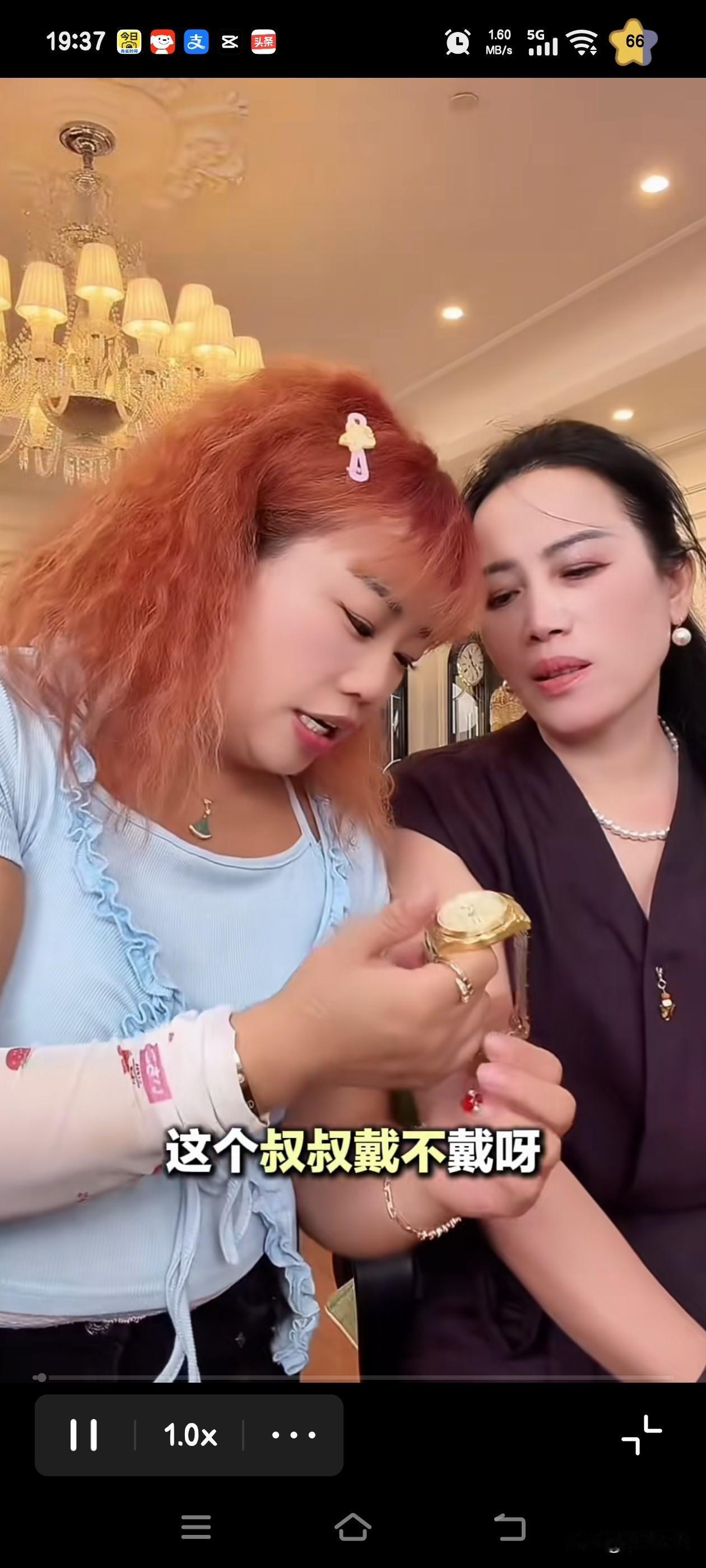 这两张图片的差别算不算大，这美颜功能真不知道养活了多少人。如今的博主为了博取流量