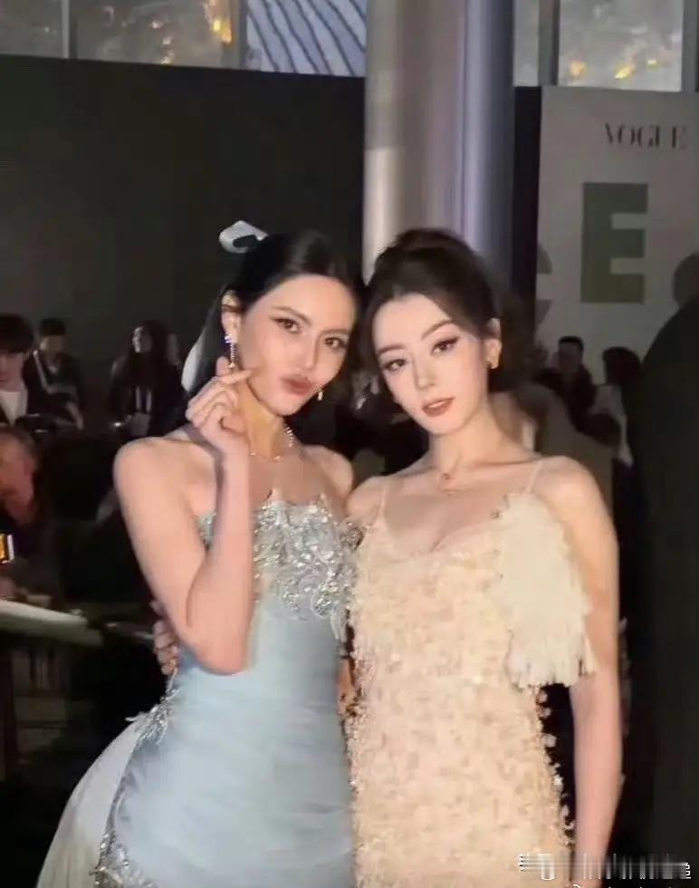 迪丽热巴第二套一出来，导播直接多给了三秒慢镜头刚走完第一套高定，后台换衣速度快到