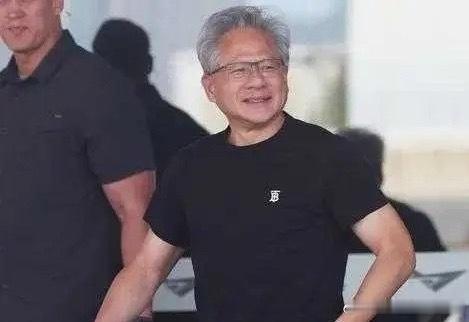 黄仁勋又搞突袭了。英伟达财报前三天，有人拍到他和老婆出现在台北街头一家包子店，助