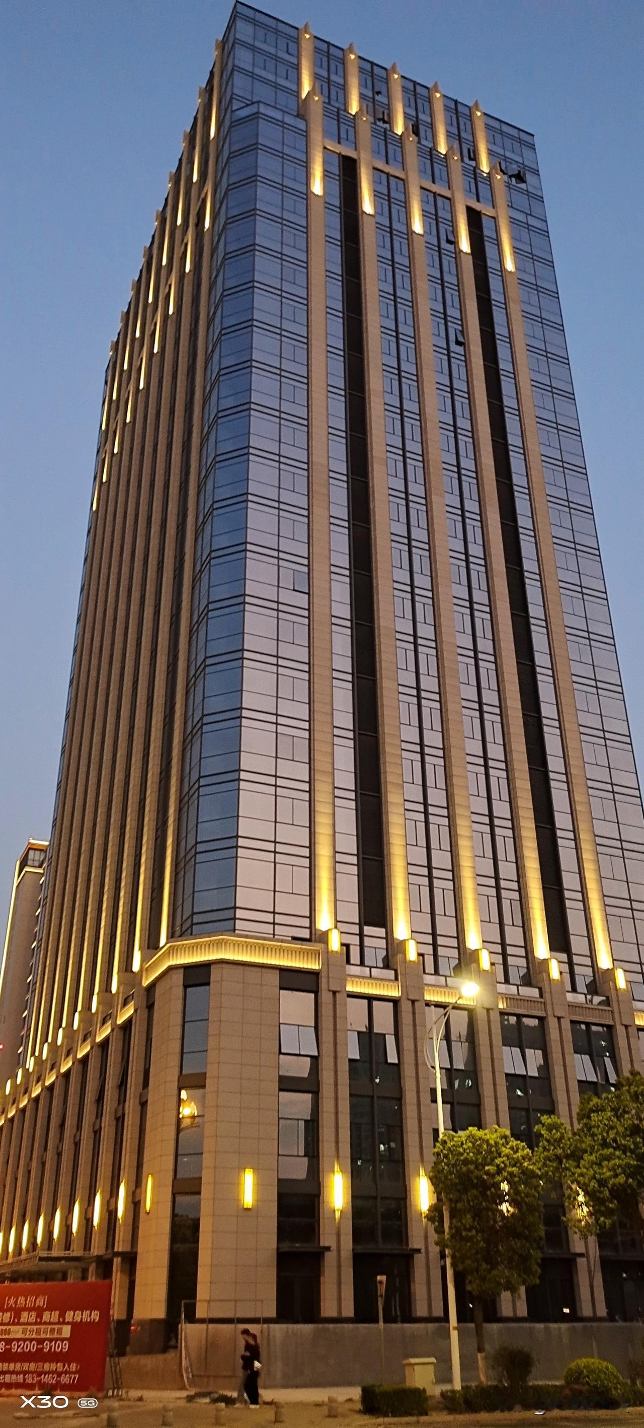 晋江的高楼大厦，那叫一个壮观！走在晋江的街头，到处都是拔地而起的高楼，像巨人一样