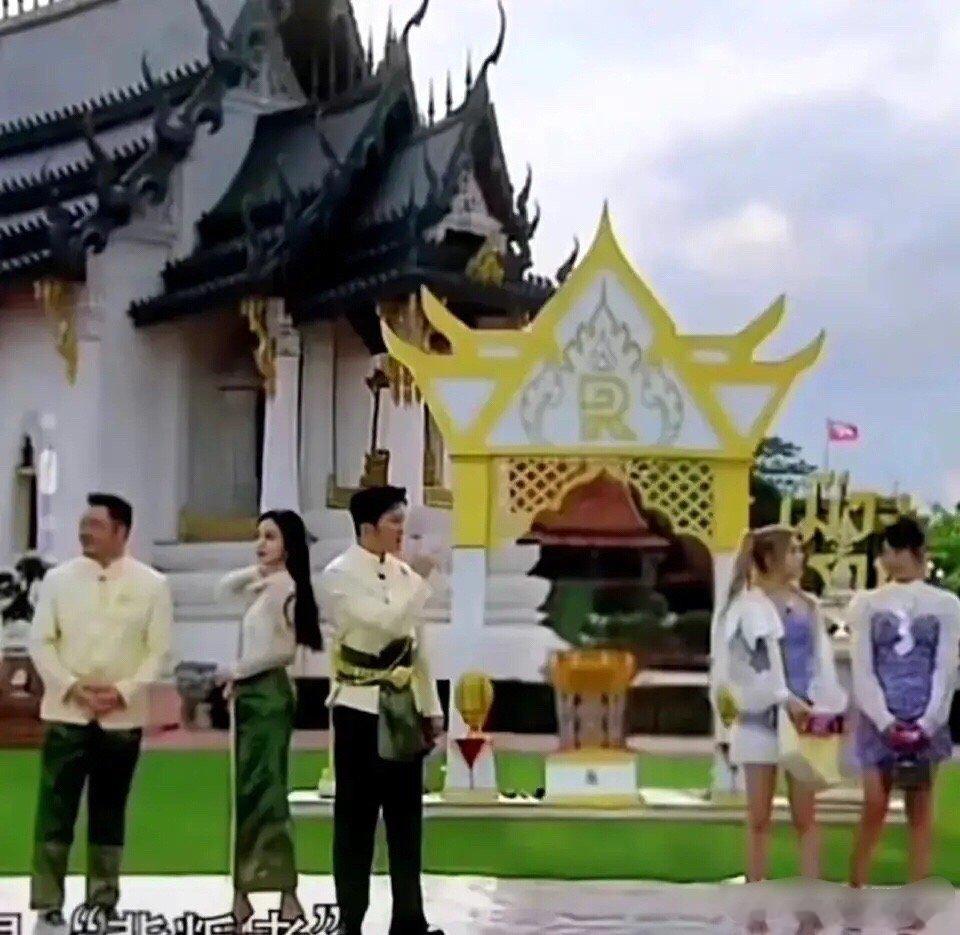 #谁能告诉我李晨在和谁说话#《奔跑吧》这张大合照真是神一般的迷惑，站在中间的李晨