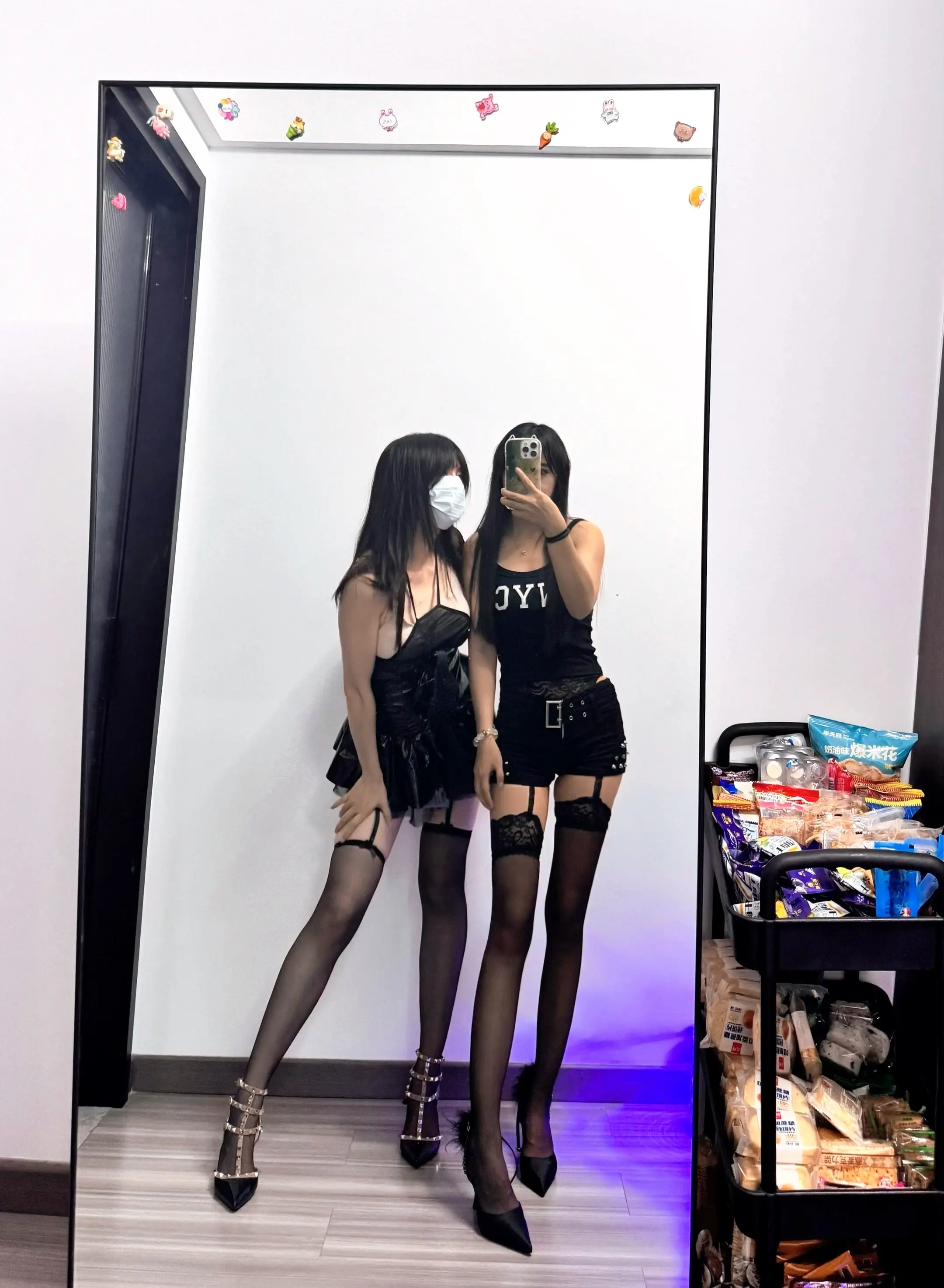 姐妹拍照姿势 辣妹穿搭 对镜拍 对镜子拍 穿搭穿搭