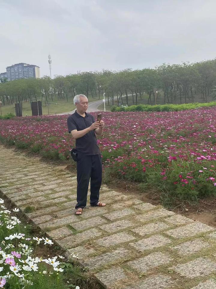 五一去南宁灵龟山公园看花海，简直是限定浪漫！这里被称为南宁小洱海，就在邕江边。现